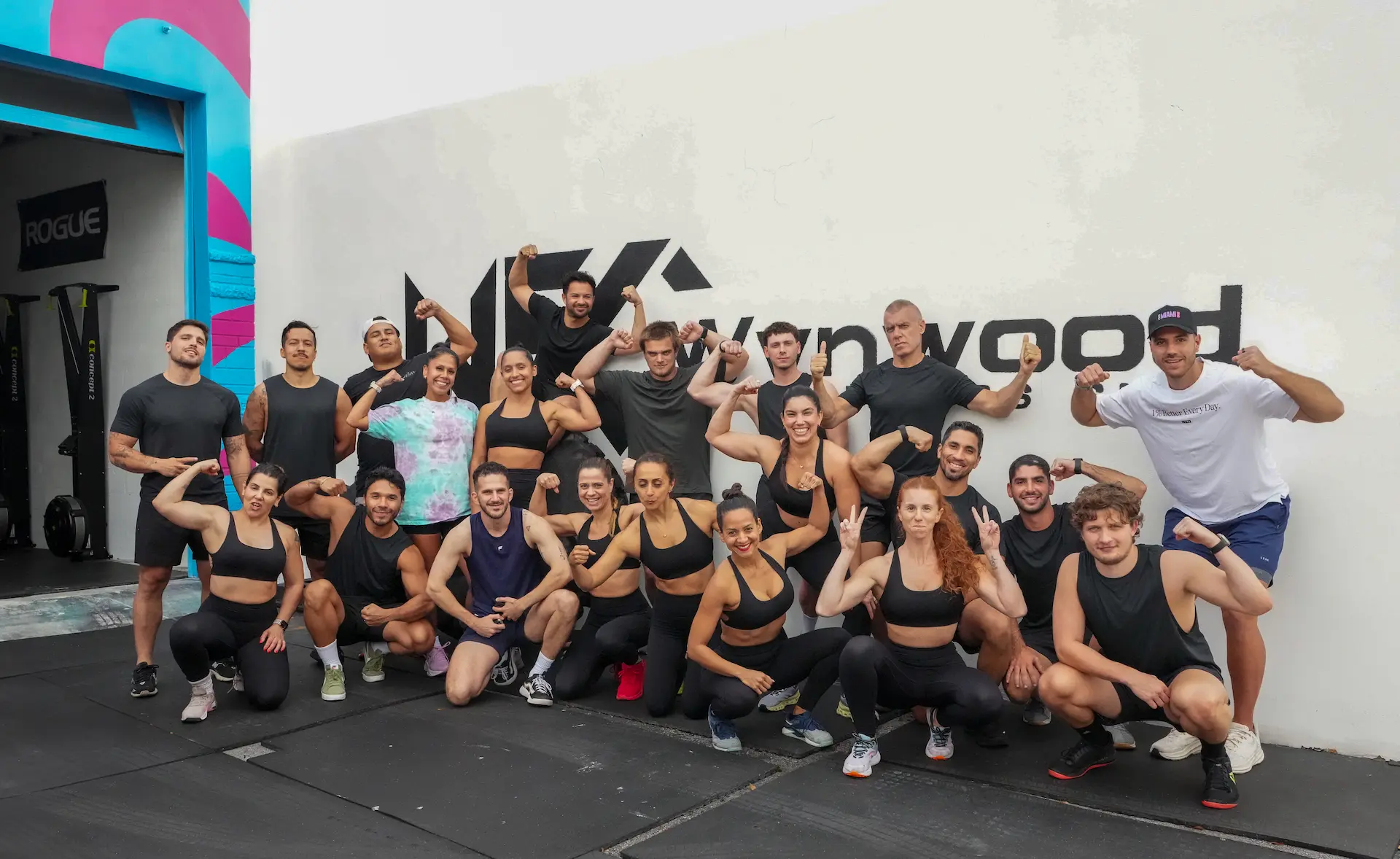 Miembros de Wynwood Fitness Club frente al gimnasio